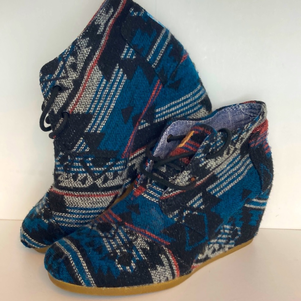 Toms Aztec Navaho wedge booty. Size 7. Blue Black Red and gray. EUC